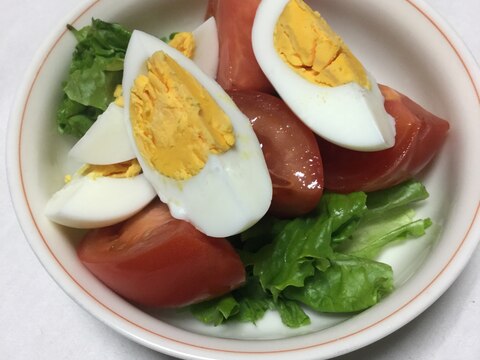 トマトとゆで卵のシンプルサラダ